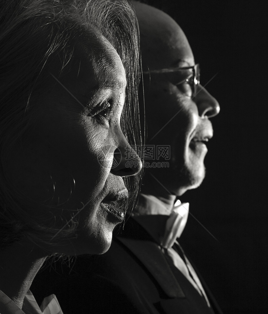 老年夫妇的光影肖像图片