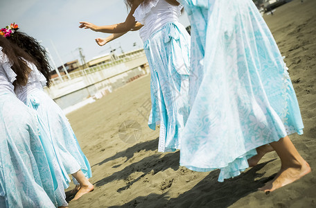 沙滩跳舞的舞蹈团队图片