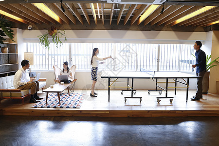 四个人女人共用办公室企业免费公司文化图片