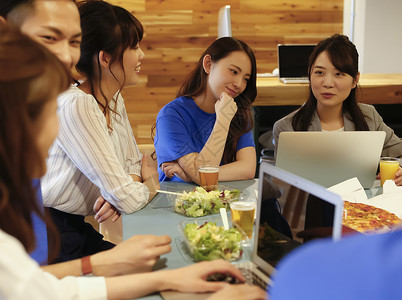 投机外送比萨饼女商务会议图片