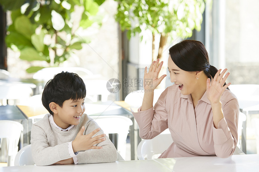 强烈的感情韩国人在一起妈妈儿子餐馆图片
