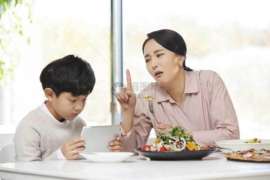 打破迷笛强烈的感情妈妈儿子餐馆图片