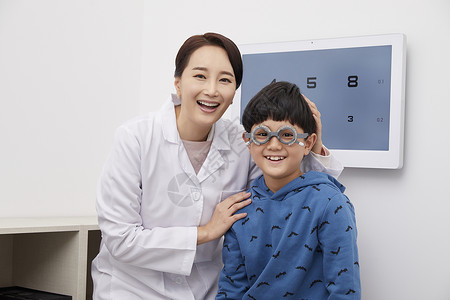 鹭珂鸶男孩医生儿童眼科眼镜商图片