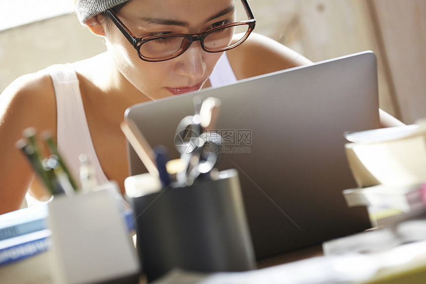 电脑房子女人自由职业者的女形象图片