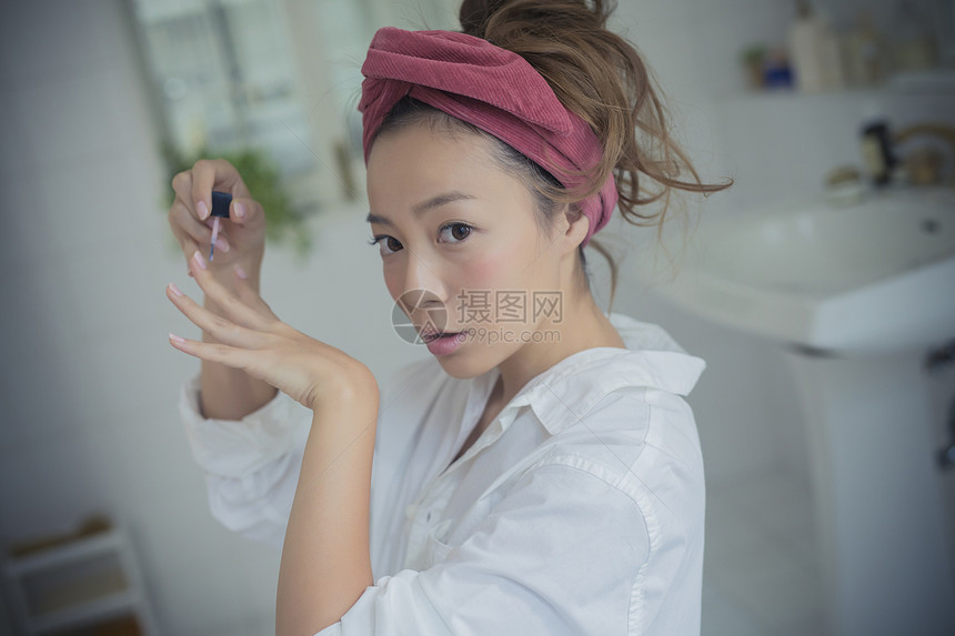 涂料肖像洗脸盆女人享受指甲图像图片
