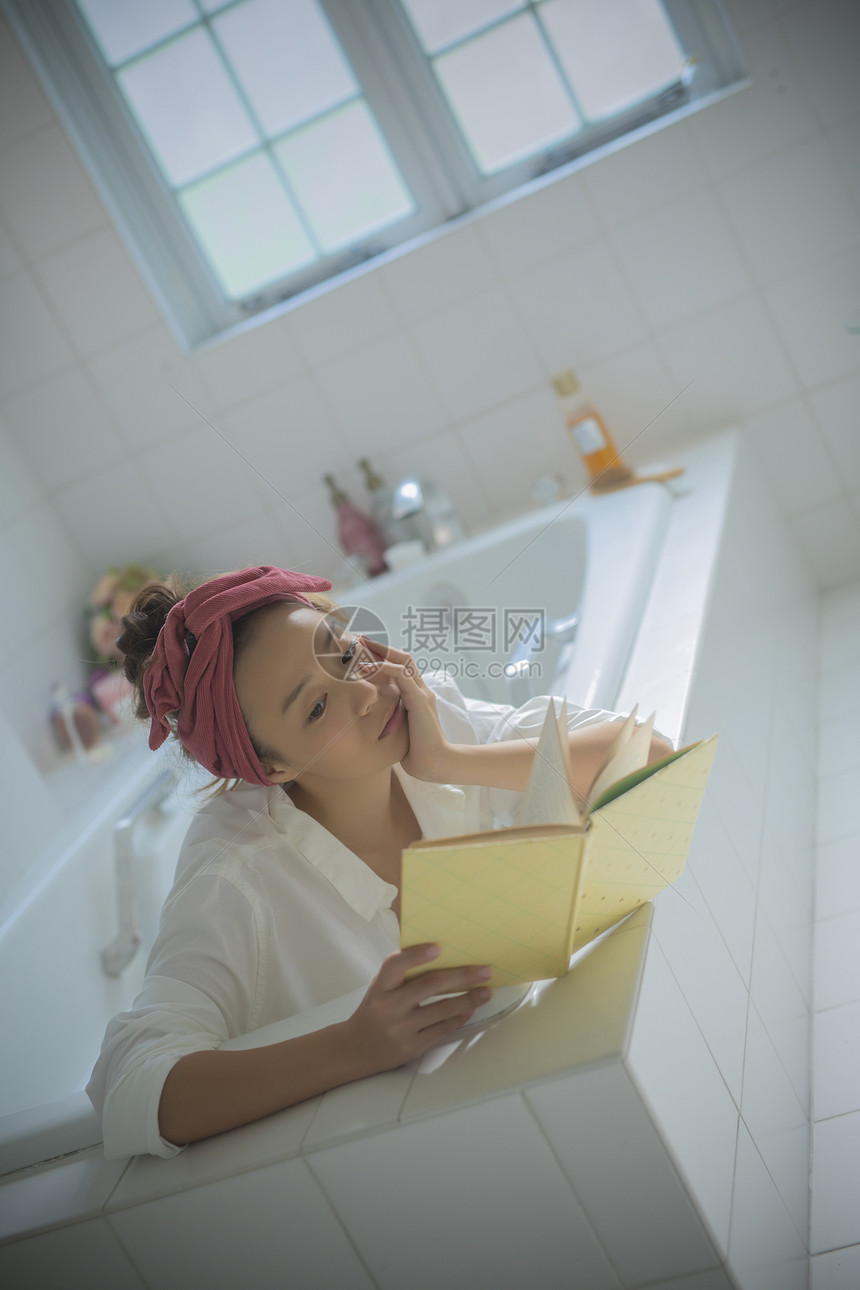 青春提神女人放松在卫生间里的妇女图片