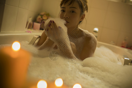 火焰美泡泡优雅的洗澡时间图片