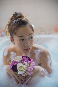 女生轻松舒适女人享受洗澡时间图片