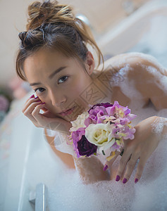 假日自然采光香薰女人享受洗澡时间图片