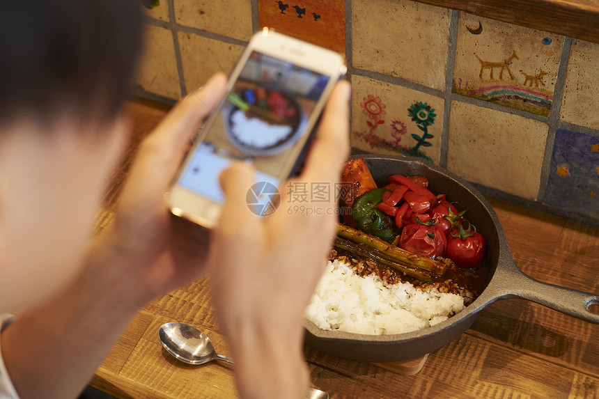 人物文稿空间盆子男子用智能手机拍摄食物图片