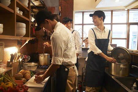 帽子饭店工作台面工作人员在咖啡馆厨房做饭图片素材