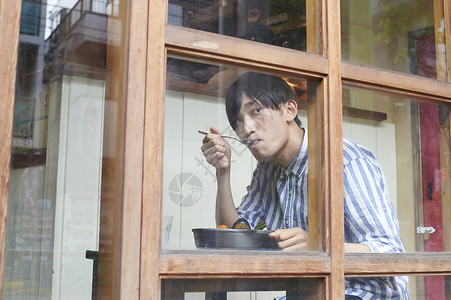 咖喱店餐厅休假男人吃咖喱图片