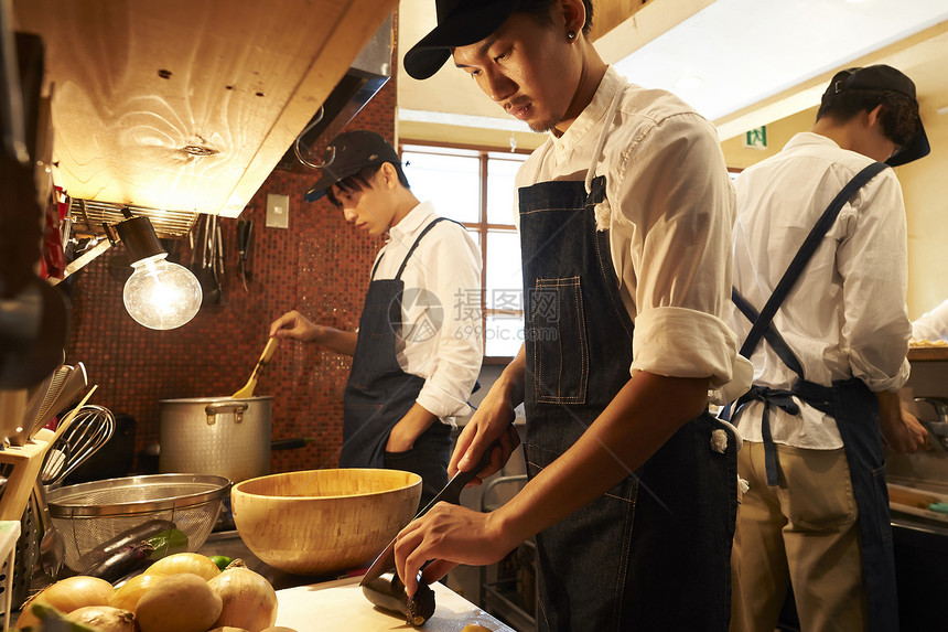 学生文稿空间壶工作人员在咖啡馆厨房做饭图片