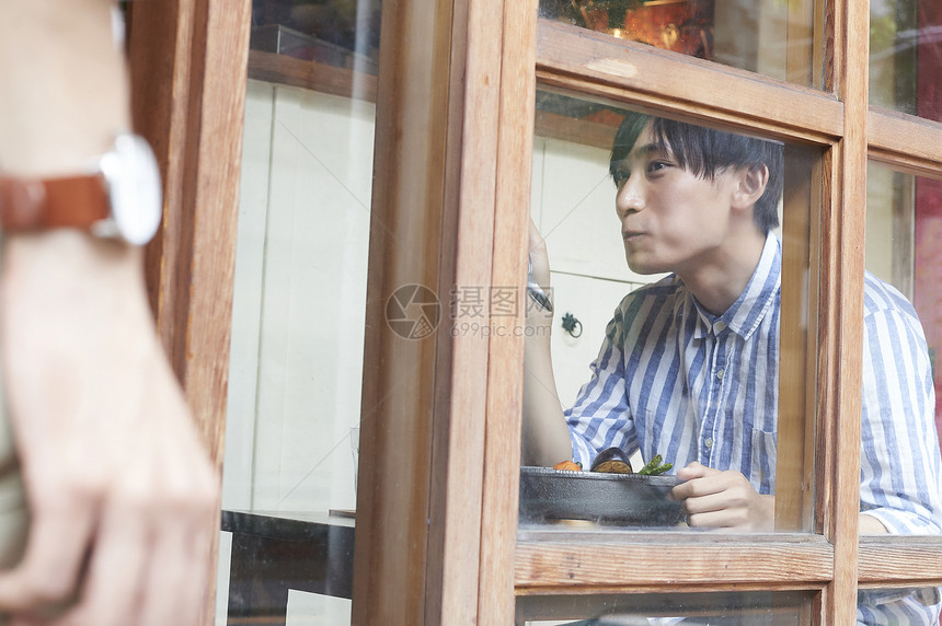 食物烹调围裙男人吃咖喱图片