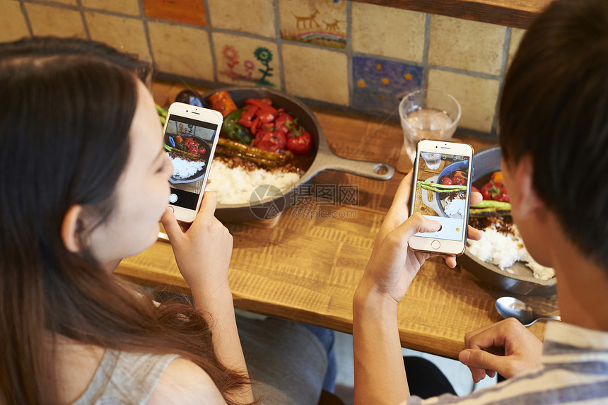 烹调客人异夫妇采取与智能手机的夫妇食物图片