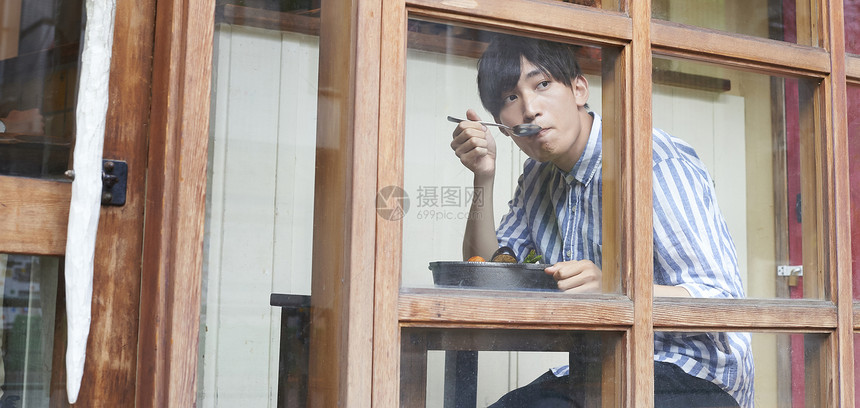 午饭休假烹调男人吃咖喱图片