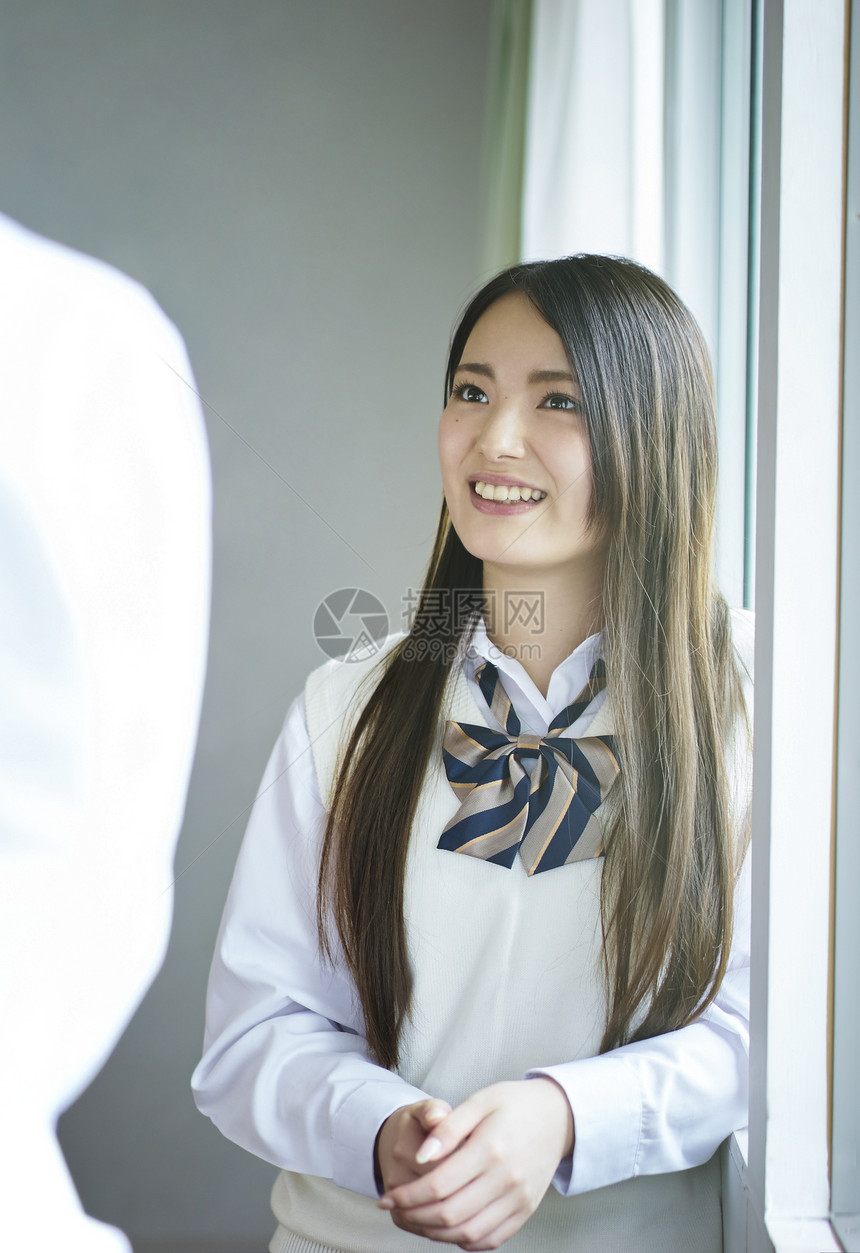 天享受女男女在教室里图片