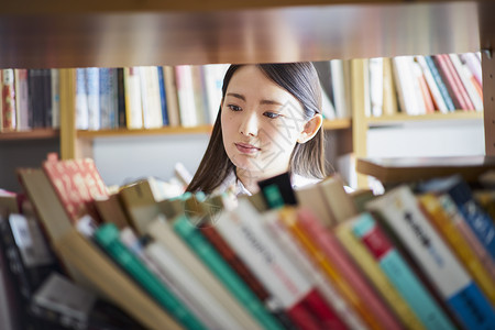 复制空间美丽日本人图书馆里的学生快乐高清图片素材