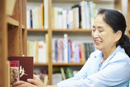 60多岁奶奶读图书馆高级图片