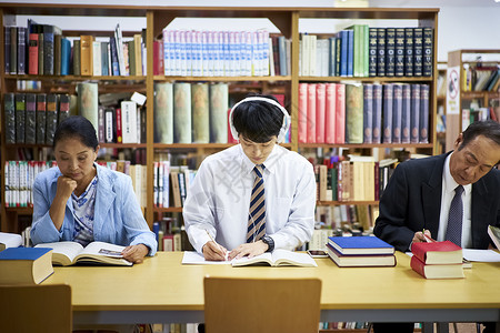 男女孩男人在图书馆学习图片