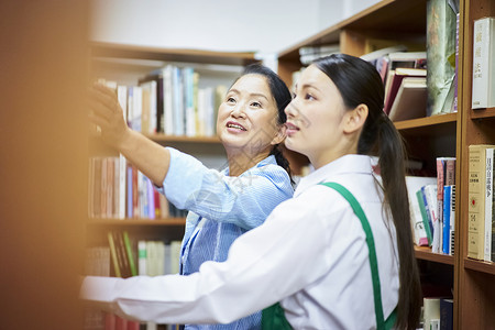 日本人笑容听见图书馆高级图片素材