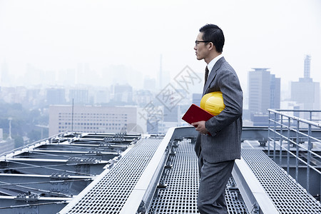 1人亚洲建成站立在屋顶的商人户外高清图片素材