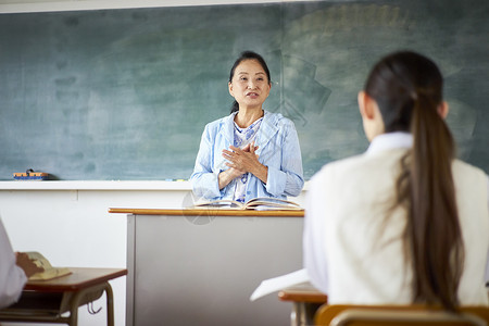 教室老年的学费老师高级女人图片