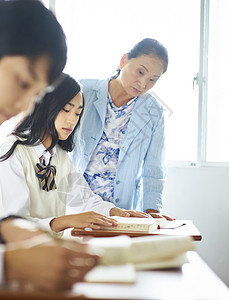 青少年男人坐着老师高级女人图片