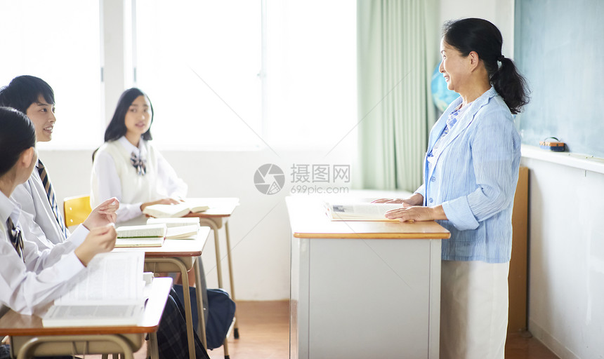 天笑容女生学生在教室里学习图片