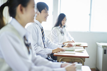 学生在教室里学习图片