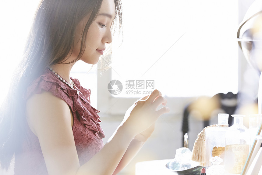 盛装打扮的女人图片