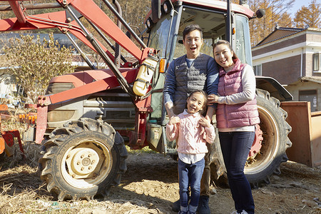 农村生活拖拉机旁的家庭图片