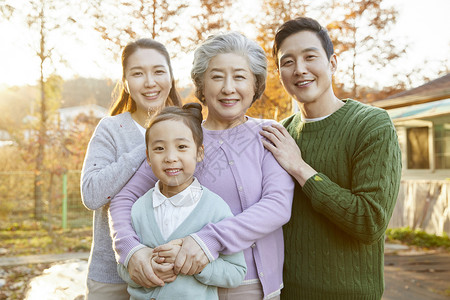 30岁户外的祖母大家庭幸福图片