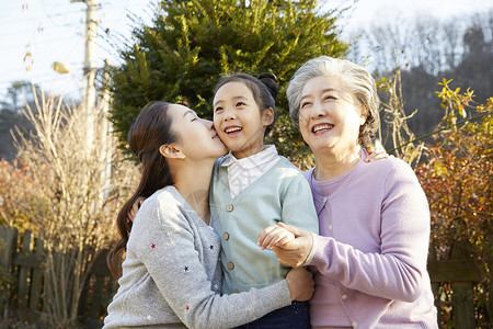 院子祖母在一起奶奶妈妈孙女女儿人图片