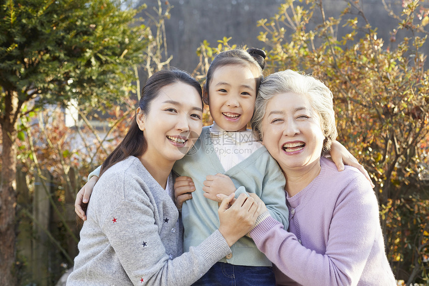 院子季宗派奶奶妈妈孙女女儿人图片