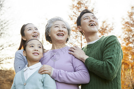 30岁户外的祖母大家庭韩国幸福图片