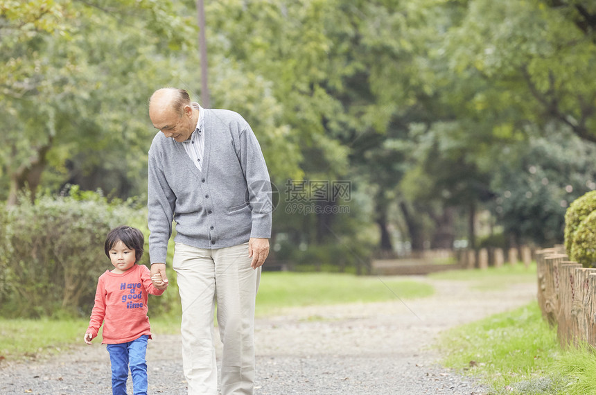 微笑的爷爷和孙子一起玩图片