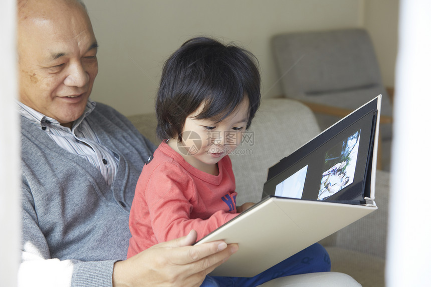 爷爷和孙子一起看相册图片