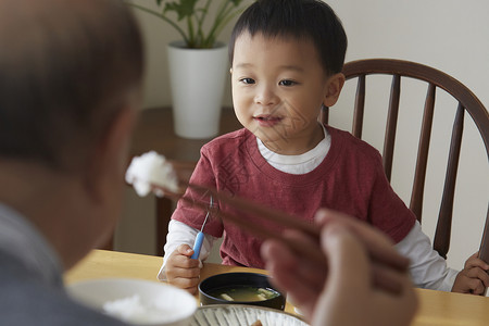 老人和孩子一起吃饭图片