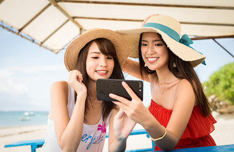 长假户外微笑在冲绳旅行的妇女图片