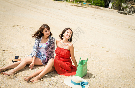 在冲绳海滩旅行的妇女图片素材