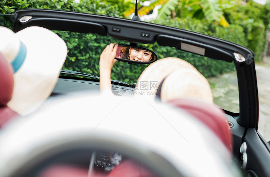 微笑开车20多岁在冲绳旅行的妇女图片