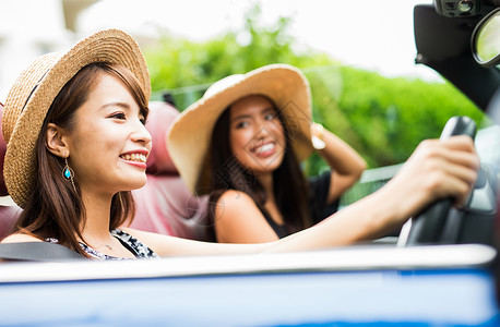 欢快青年敞篷车在冲绳旅行的妇女笑脸高清图片素材