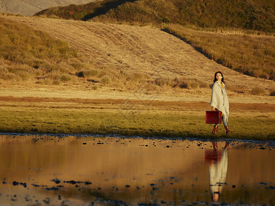 草原农村荒野流浪的女人图片