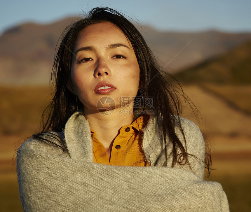 户外30多岁乡村流浪的女人图片