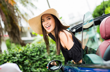 女孩20多岁驾驶在冲绳旅行的妇女玩高清图片素材