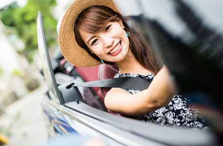 高兴愉快乘在冲绳旅行的妇女女孩高清图片素材