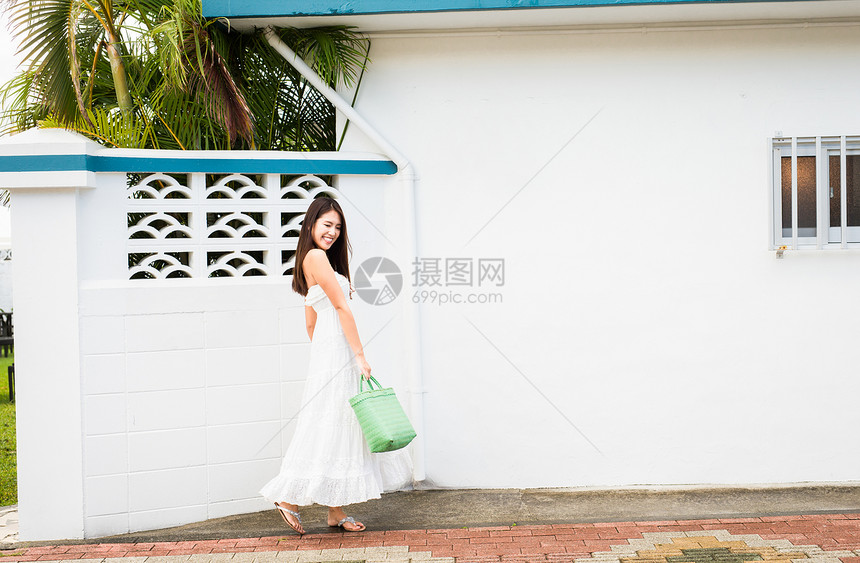 女士仲夏有趣在冲绳旅行的妇女图片