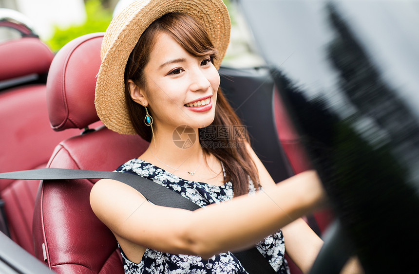 车欣赏享受在冲绳旅行的妇女图片