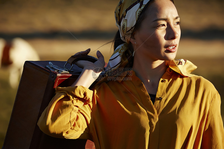 野生荒地三十几岁旅游玩耍的女人图片